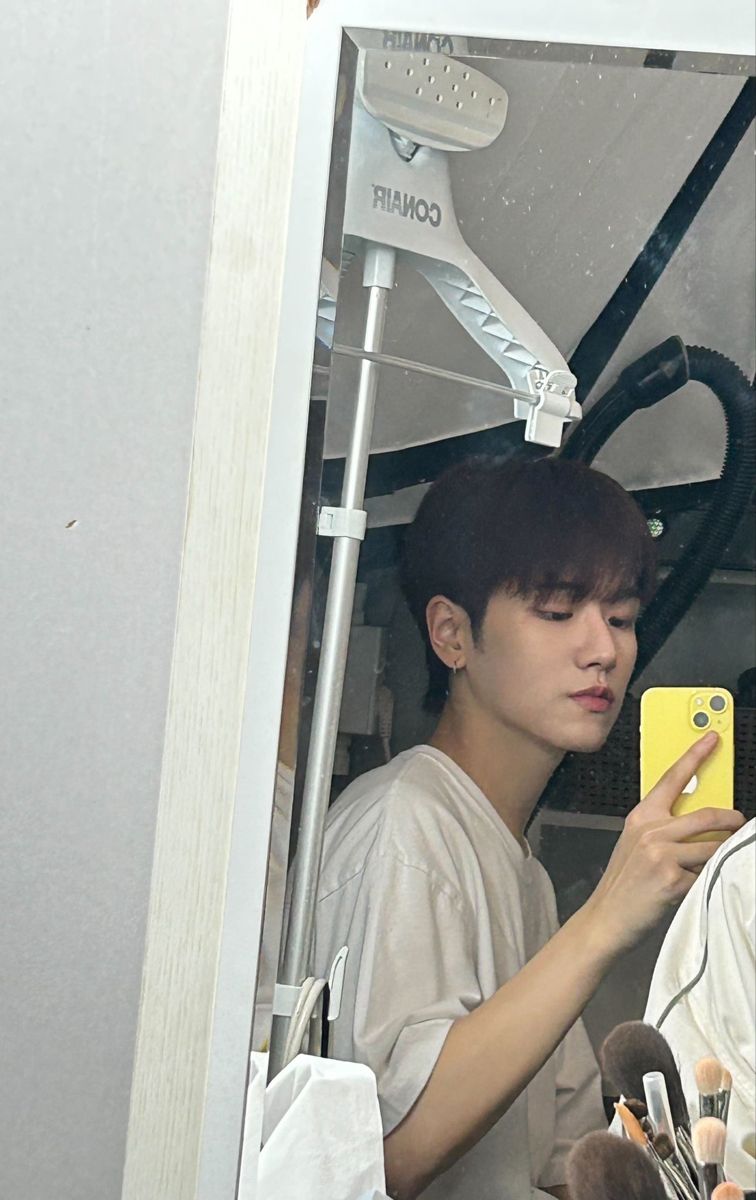 Ánh đèn mờ, gương mờ, lòng cũng mờ