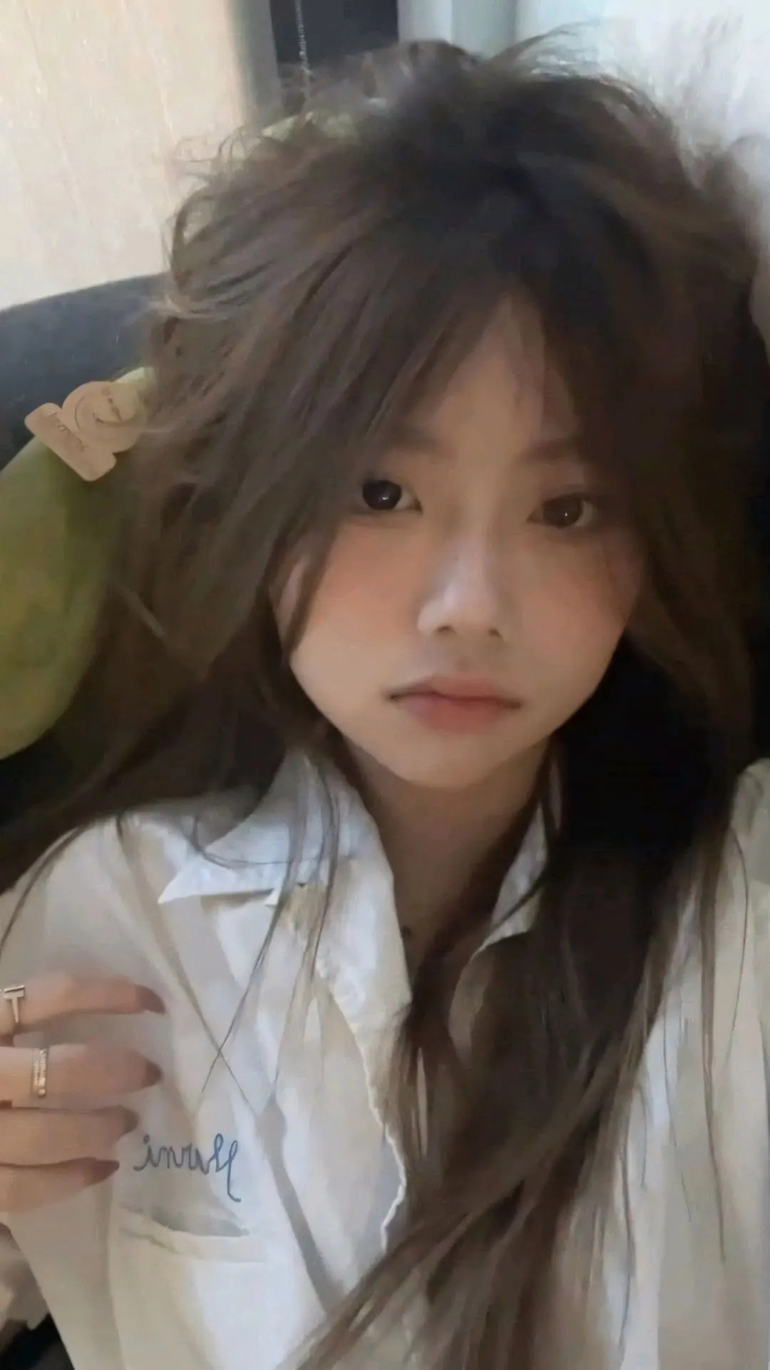 Hình ảnh cô gái 2010 với ánh nhìn xa xăm trong khung cảnh thiên nhiên