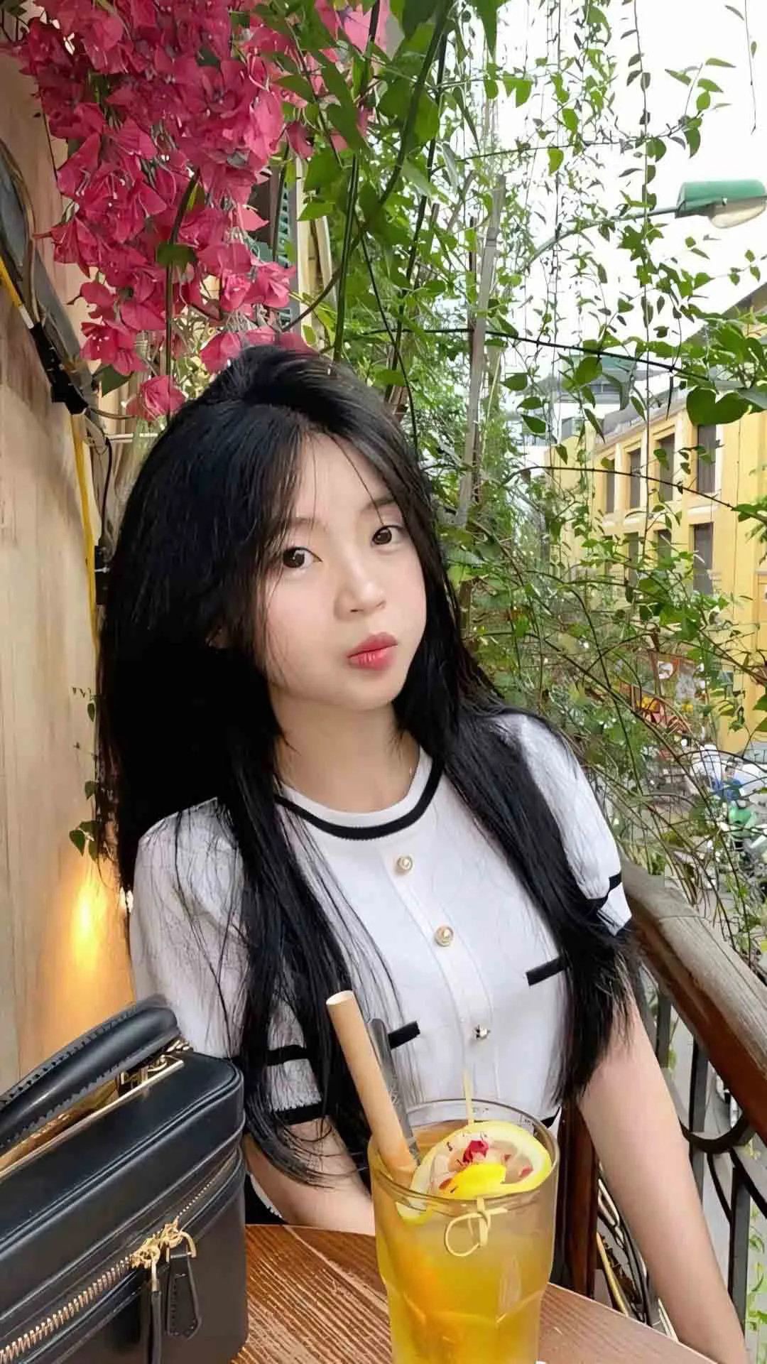 Vẻ đẹp cổ điển trong ảnh ngoại cảnh của thiếu nữ sinh năm 2010