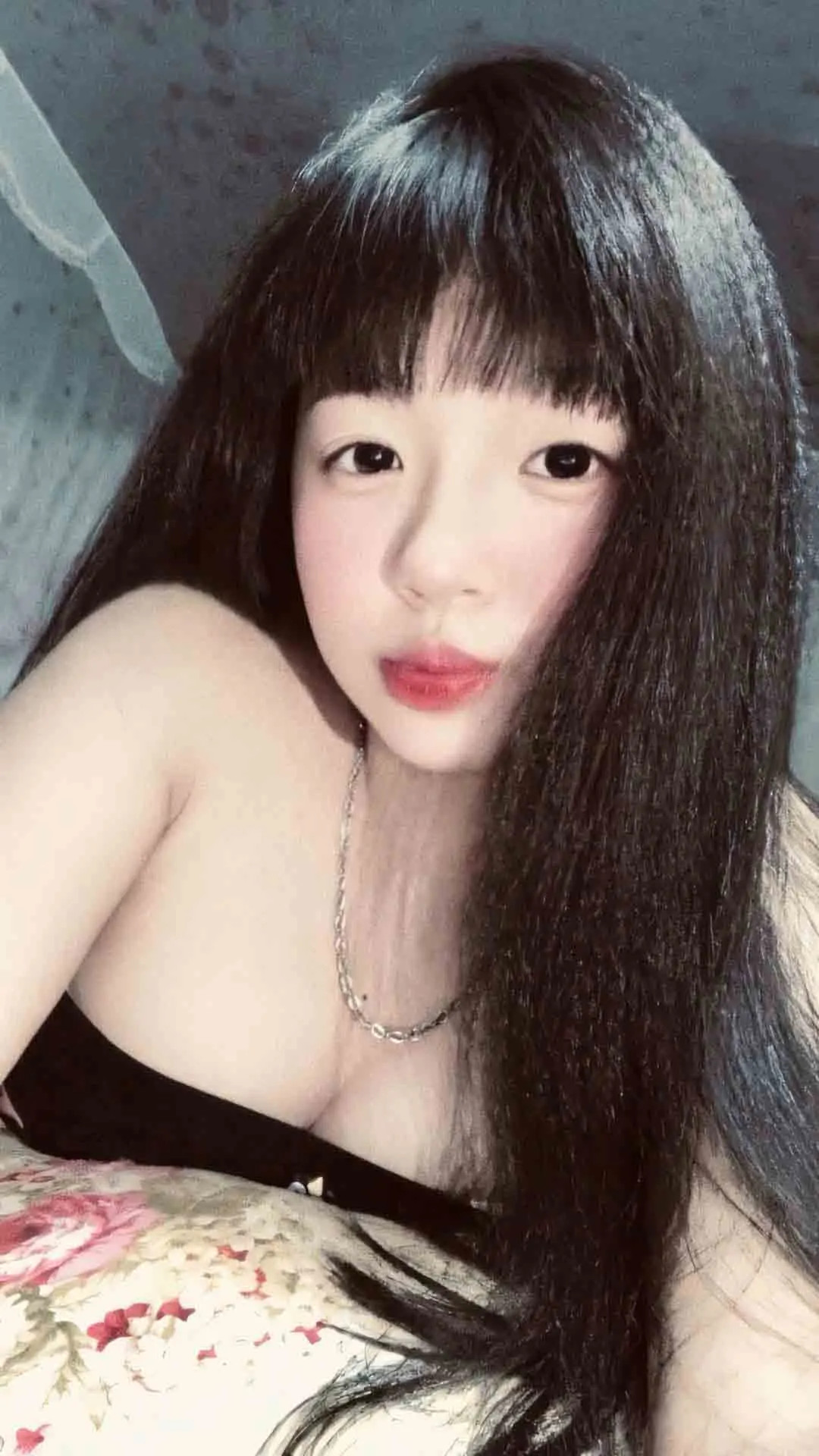 Thiếu nữ 2010 tự tin selfie với biểu cảm ngộ nghĩnh