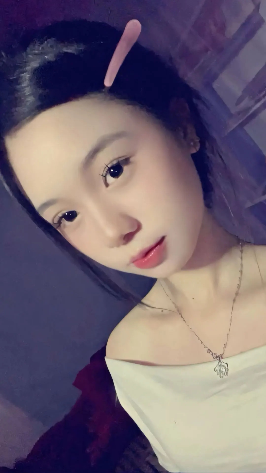 Ảnh selfie của cô gái sinh năm 2010 với phong cách trẻ trung