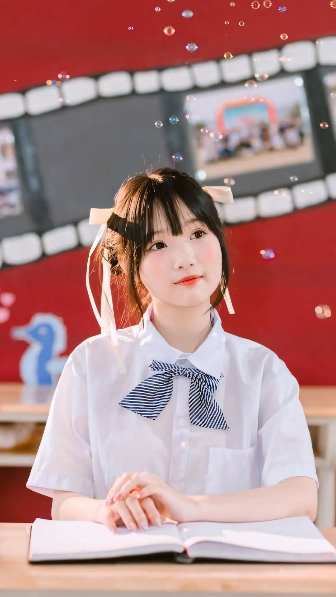 Nữ sinh 2010 duyên dáng trong bộ đồng phục học sinh