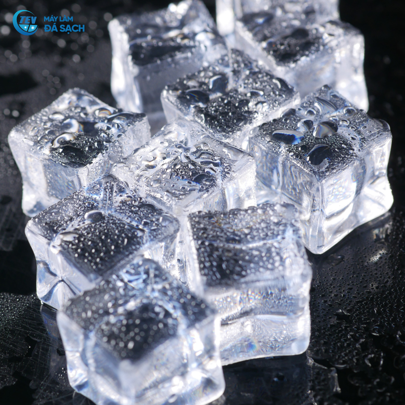 Hình ảnh đá viên tinh khiết nền đen