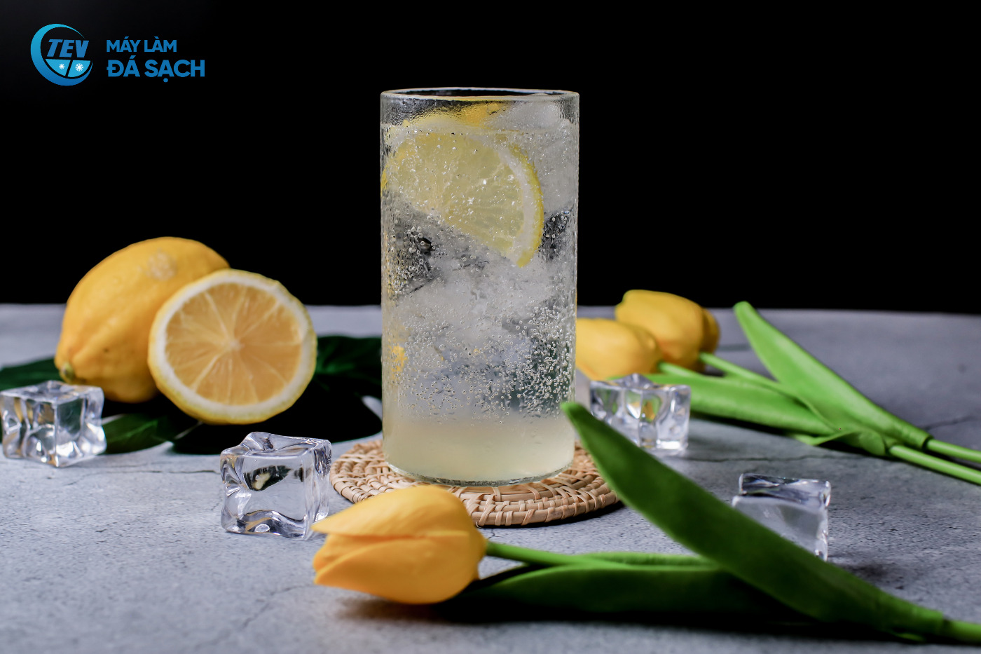 Hình ảnh đá viên tinh khiết bên cạnh ly nước