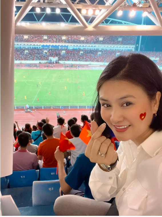 hoa khoi bong chuyen kim hue tha dang sexy ben be boi hinh 10