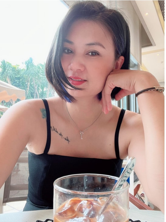 Hoa khôi bóng chuyền Kim Huệ 'thả dáng sexy' bên bể bơi