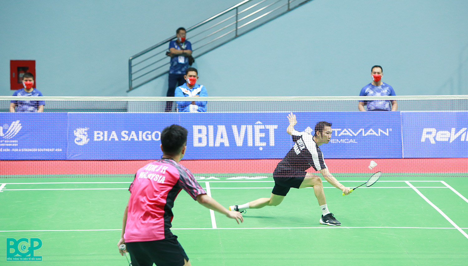 Hình ảnh đánh cầu lông đầy quyết tâm của vận động viên Nguyễn Tiến Minh tại SEA Games 31 Bắc Giang.