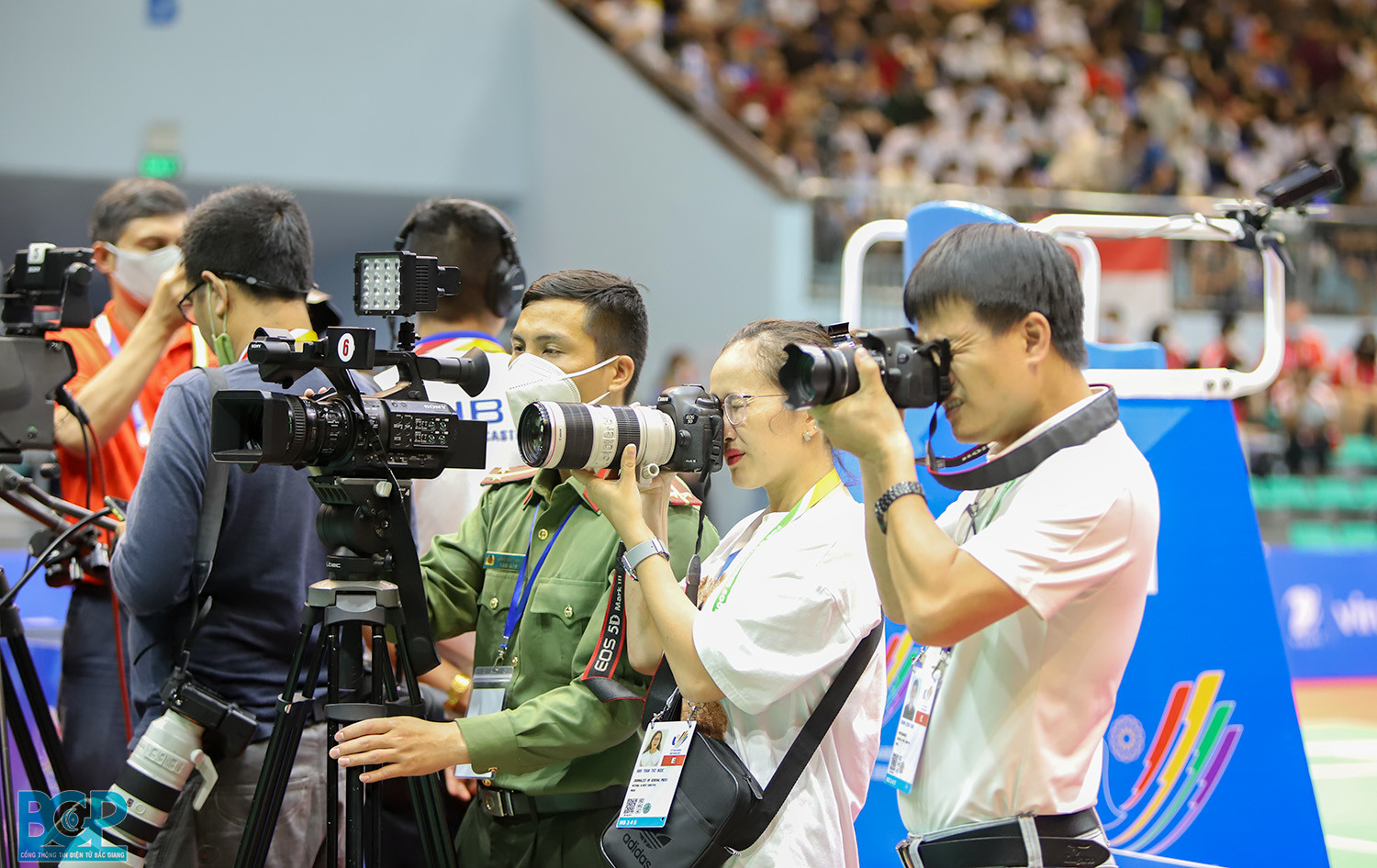 Đội ngũ phóng viên tác nghiệp, ghi lại những hình ảnh đánh cầu lông đáng nhớ của SEA Games.