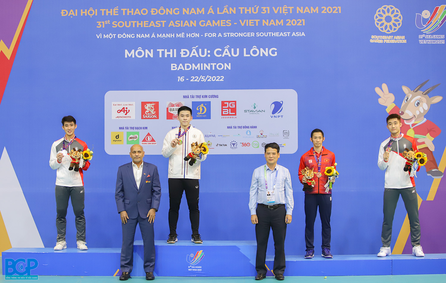 Khoảnh khắc trao huy chương đồng cầu lông đơn nam cho Nguyễn Tiến Minh, minh chứng cho nỗ lực không ngừng.