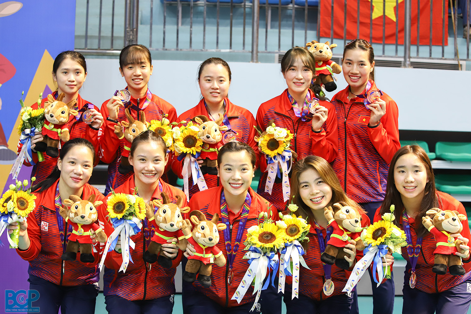 Vận động viên Vũ Thị Trang trên sân đấu, thể hiện sự nỗ lực hết mình.