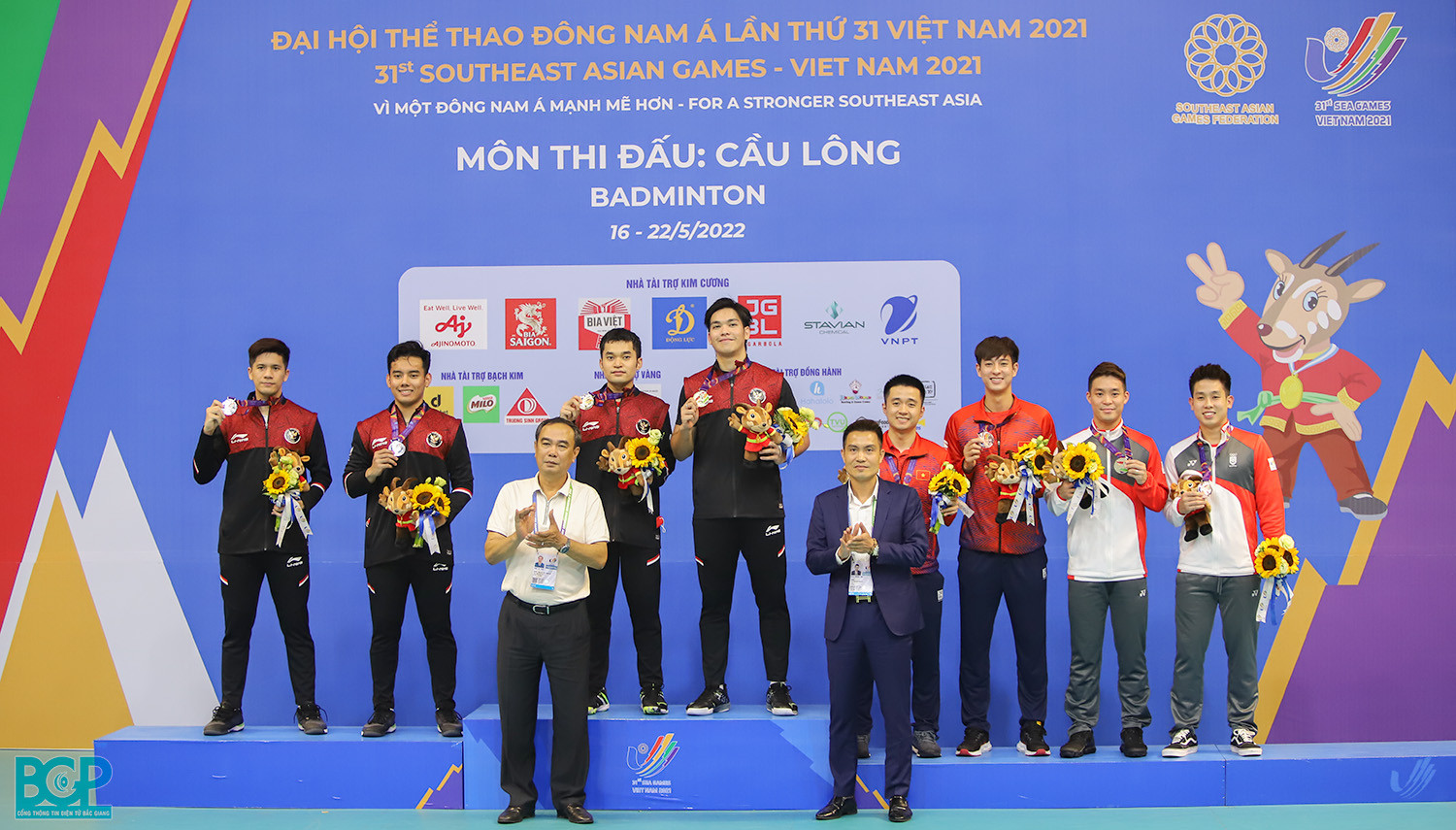 Lễ trao huy chương cho đôi nam Tuấn Đức và Hồng Nam, ghi dấu ấn lịch sử cho cầu lông Việt Nam.