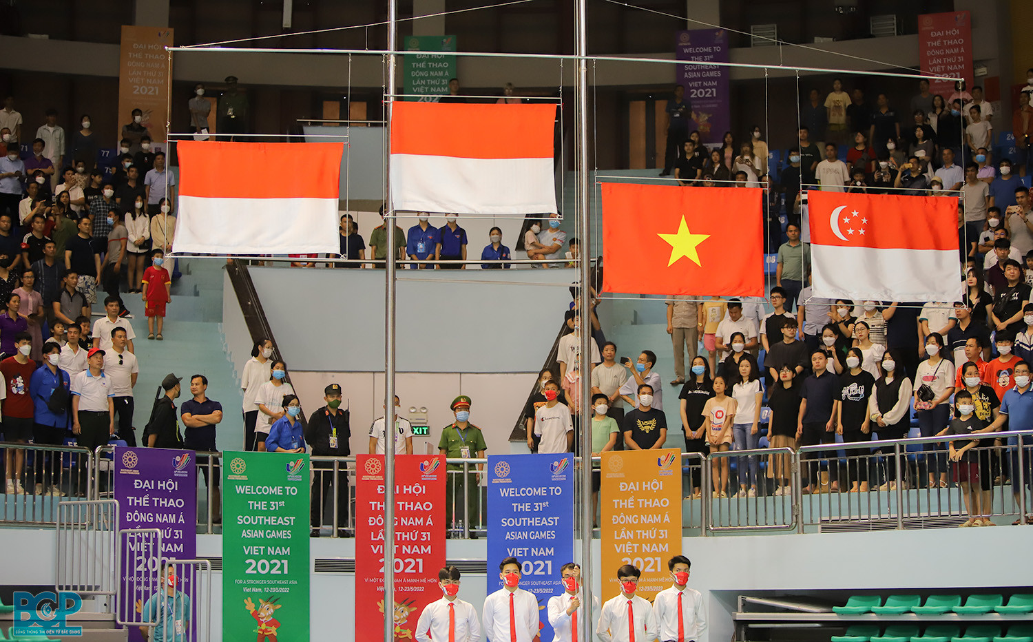 Cổ động viên và khoảnh khắc trang nghiêm của Lễ Thượng cờ tại SEA Games 31.