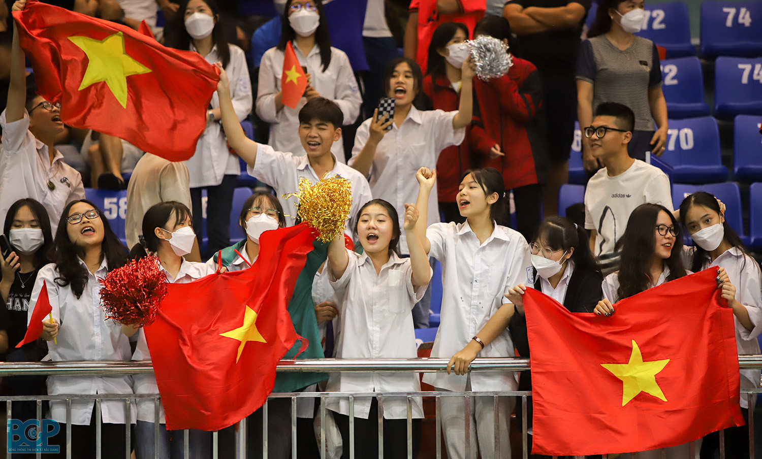Hình ảnh đánh cầu lông sôi động với cổ động viên nhiệt huyết trên khán đài.