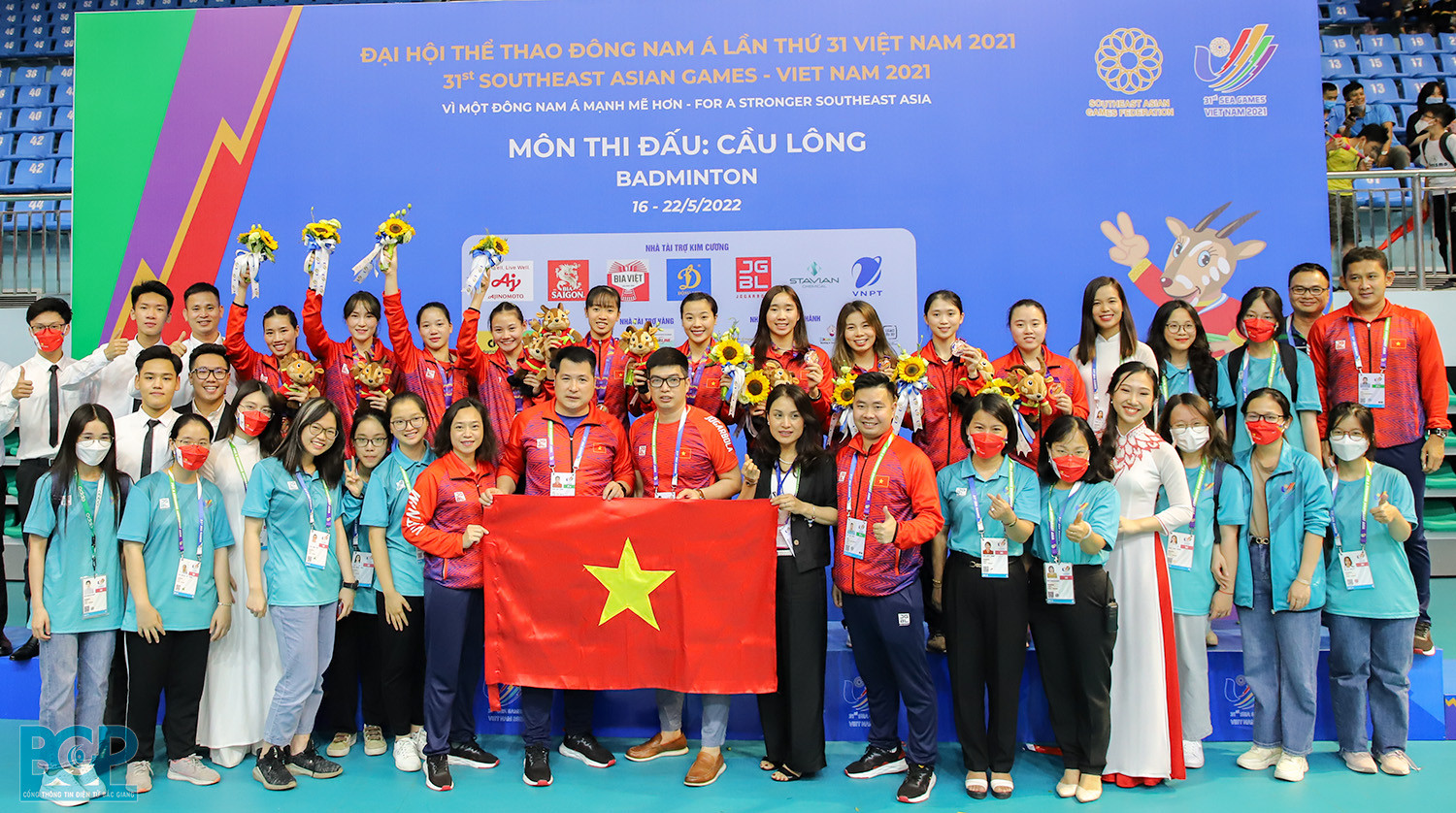 Đội tuyển cầu lông nữ Việt Nam và đội tình nguyện viên tại SEA Games 31, một hình ảnh đánh cầu lông đẹp của tinh thần đồng đội.