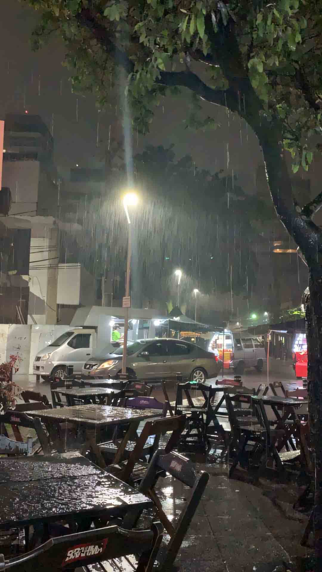 tam trang hinh anh mua buon tren pho 1920px 1080px full hd 8