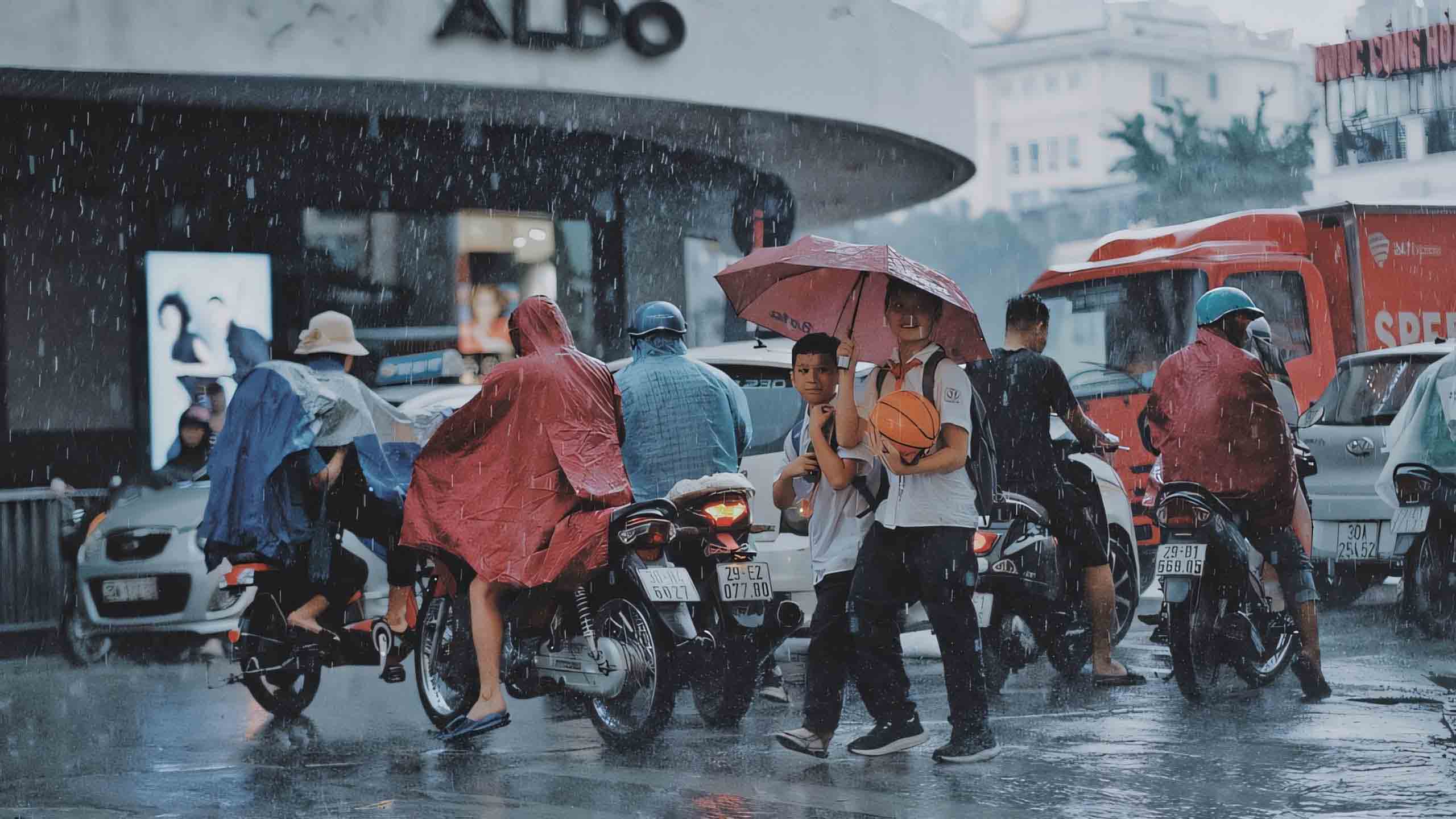 ha noi hinh anh mua buon tren pho 2560px 1440px 2k 10