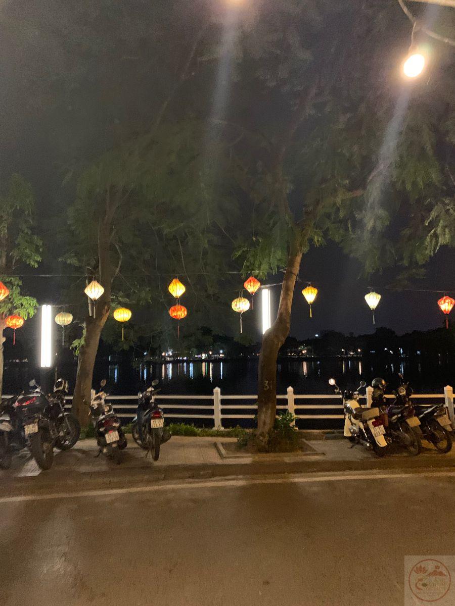 Màn đêm phủ xuống cũng là lúc cảm xúc dễ dàng trỗi dậy hơn