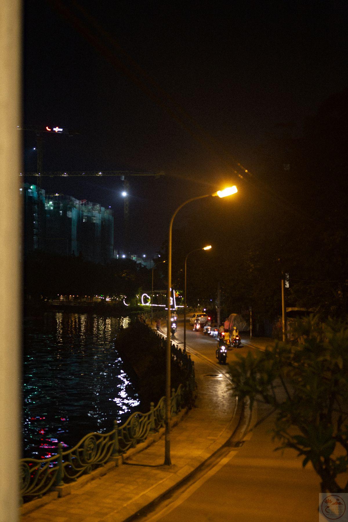 Cảm giác khi ngồi ngắm thành phố về đêm thật sự khó diễn đạt