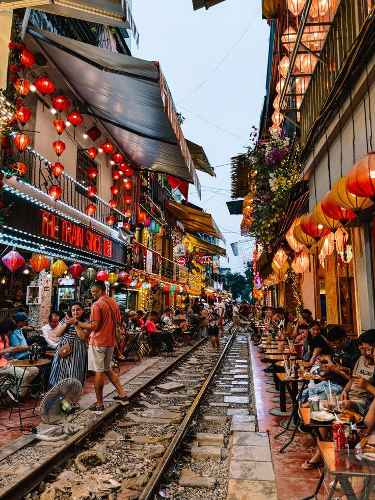 Nhịp sống trên phố gợi lại những khoảnh khắc yên bình giữa lòng đô thị