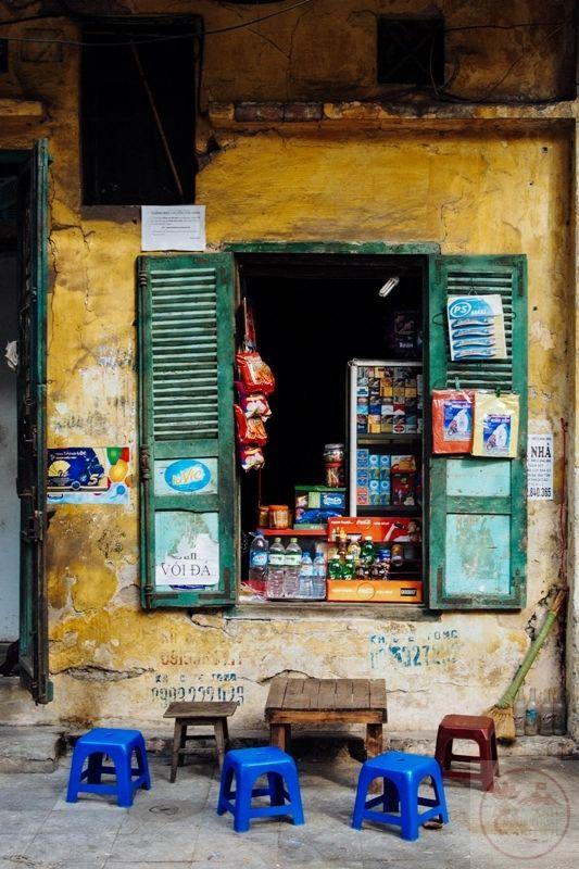 Trên vỉa hè nhỏ, ta cảm nhận sự giản dị trong từng khoảnh khắc