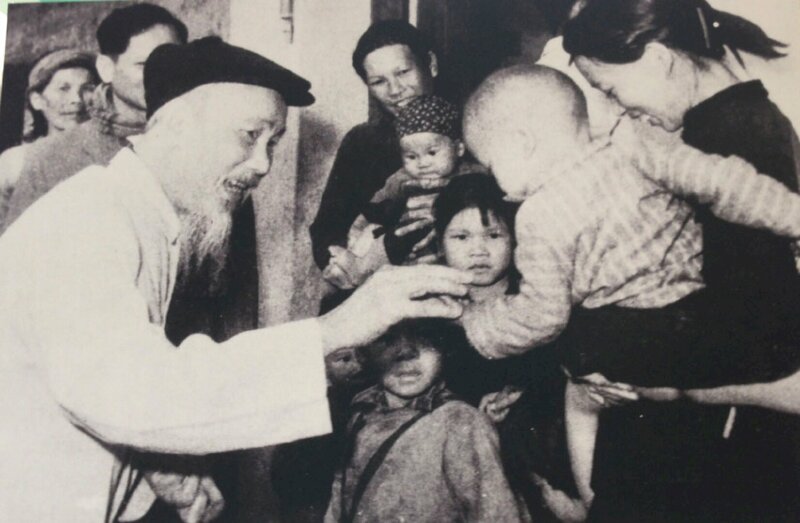 Ảnh nụ cười đẹp của Bác Hồ khi hỏi thăm các cháu thiếu nhi