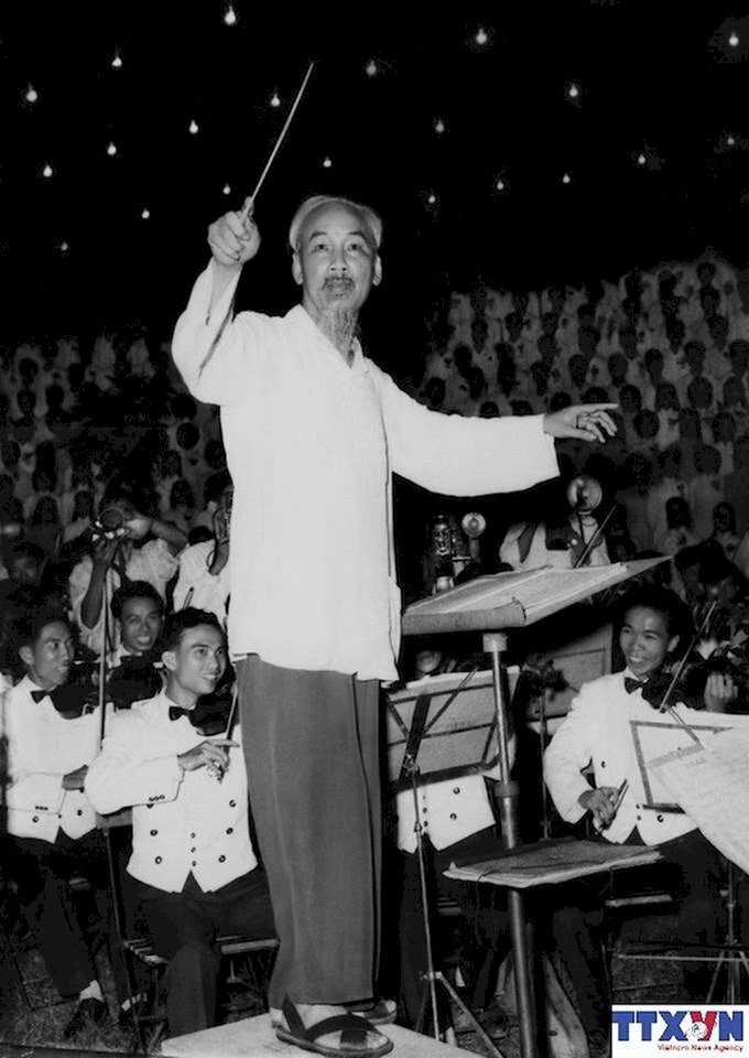 Hình ảnh về Bác Hồ khi đang chỉ huy dàn nhạc thính phòng