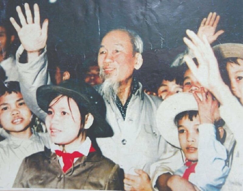 Hình ảnh của Bác Hồ với nụ cười ấm áp bên các dũng sĩ thiếu nhi