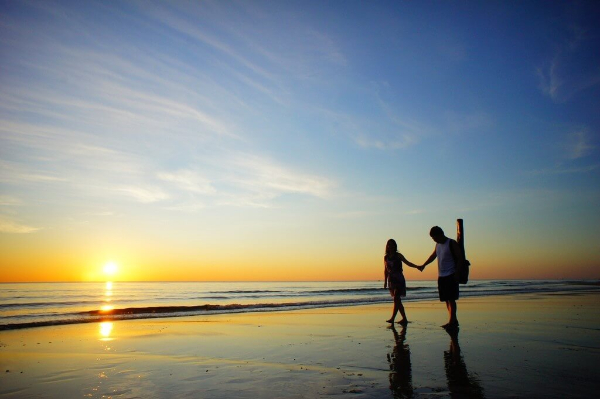 Cách tạo dáng chụp ảnh nam khi đi biển lãng mạn