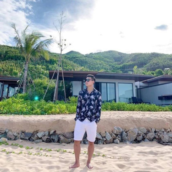 Cách tạo dáng chụp ảnh đi biển cho nam dưới bóng cây