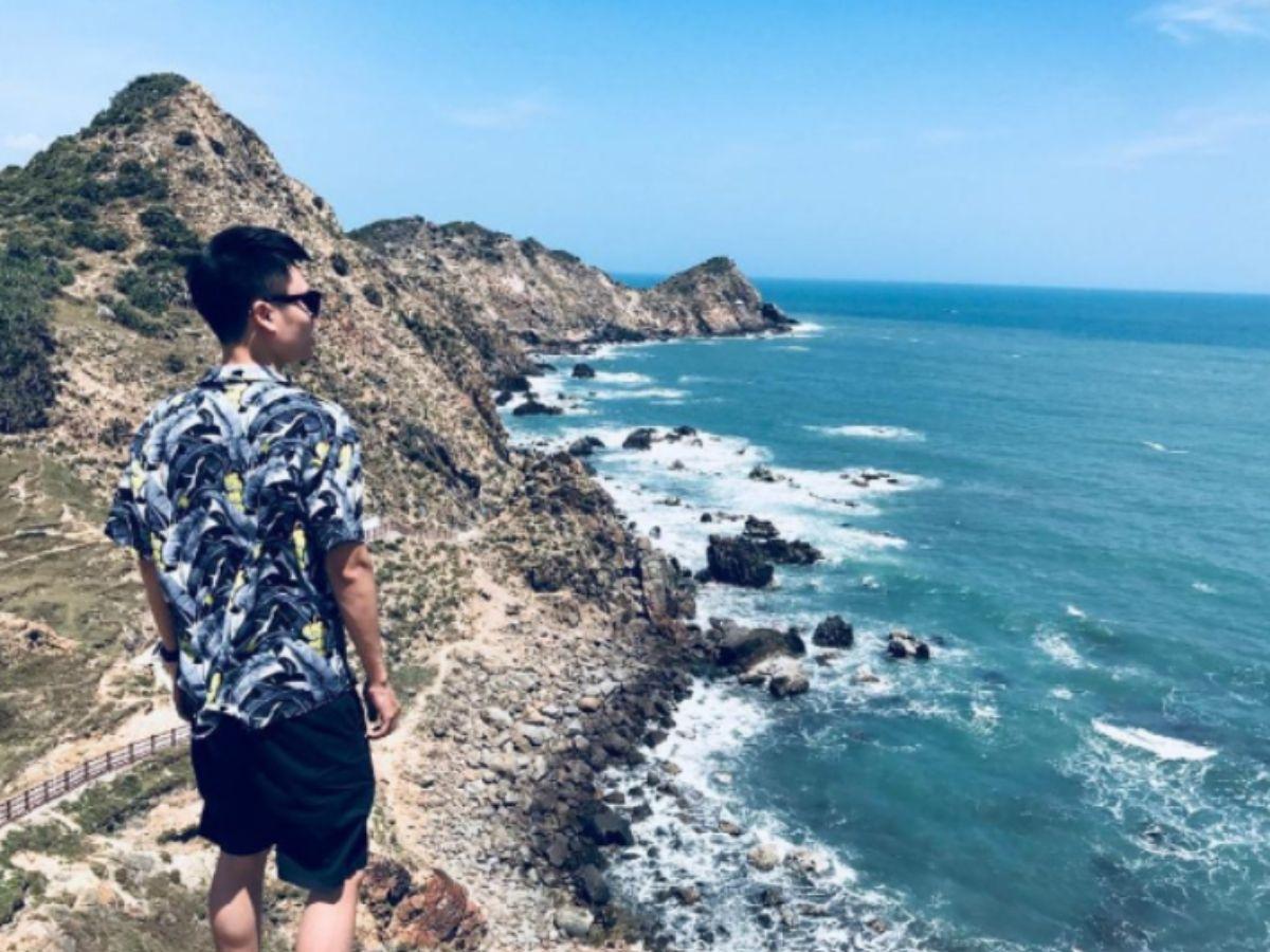 Chỉ cần quay lưng lại và hướng mặt với biển là bạn đã có kiểu ảnh ưng ý