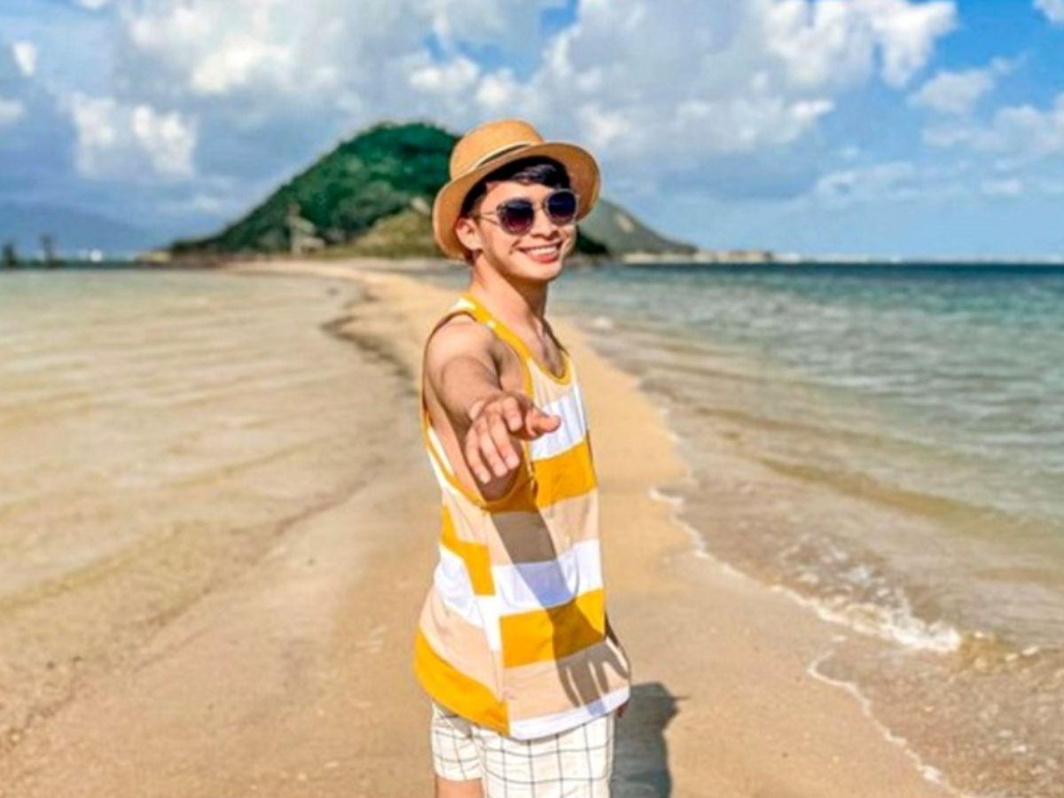 Cách pose đưa tay về phía trước như đang rủ mọi người cùng nhau đến và tận hưởng kỳ nghỉ