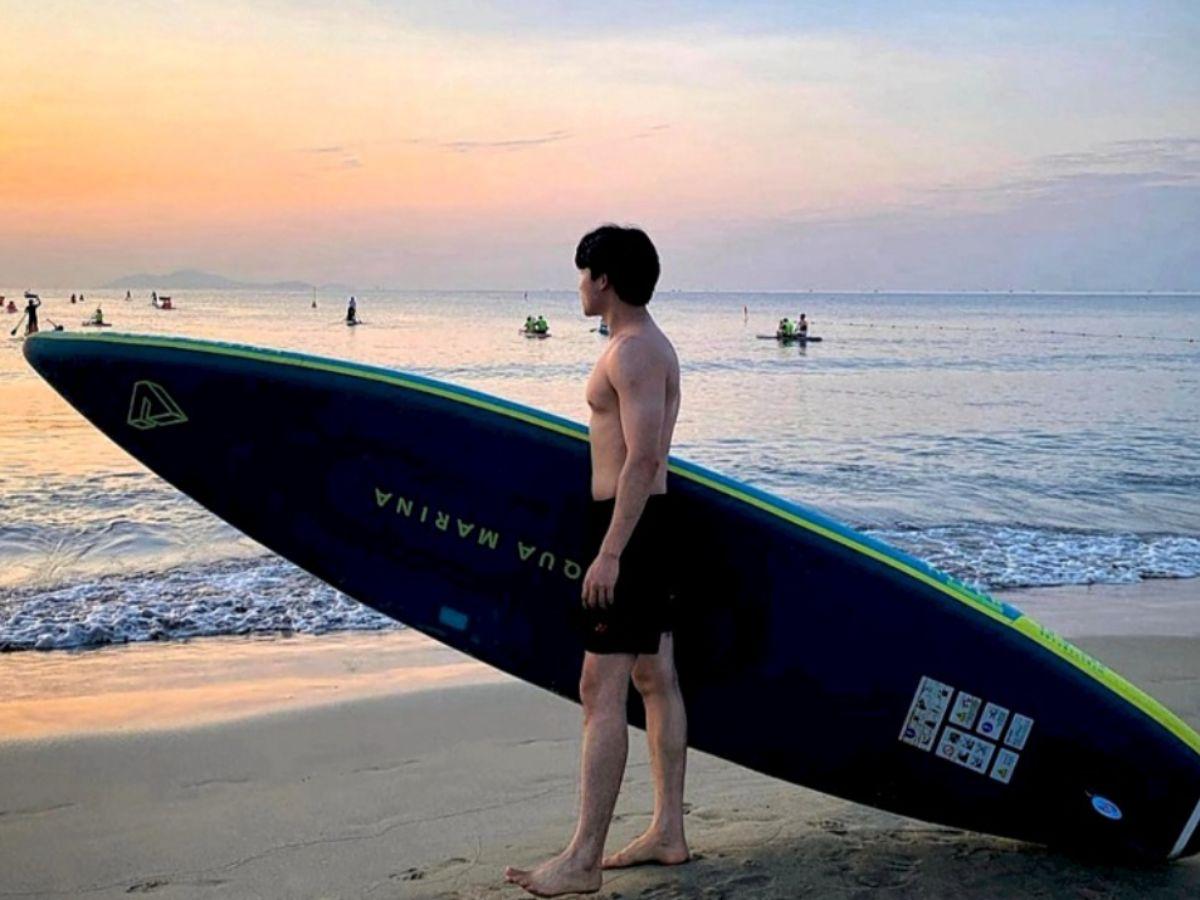 Một trong kiểu tạo dáng chụp ảnh nam đi biển cực cool ngầu chính là sử dụng thuyền SUP