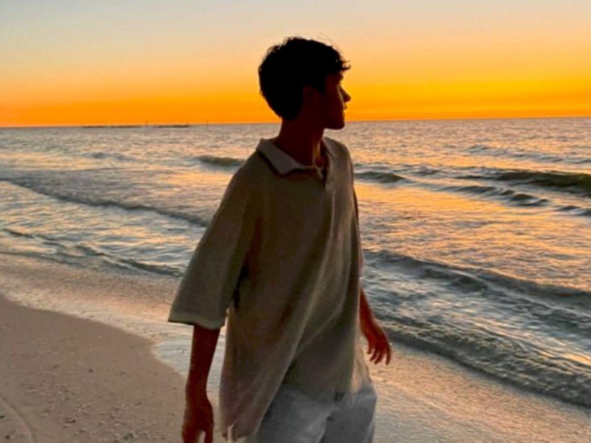 Hoàng hôn và bình minh là background cực xịn sò khi tạo dáng chụp ảnh bãi biển cho nam