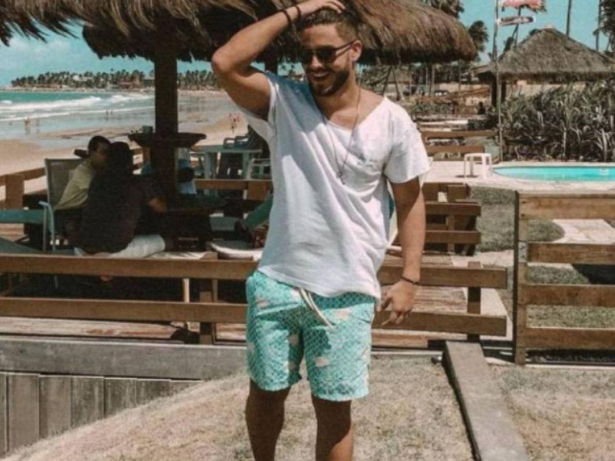 Bạn có thể chụp một bức hình không để ý đến cảnh vật xung quanh và lấy tay vén tóc.