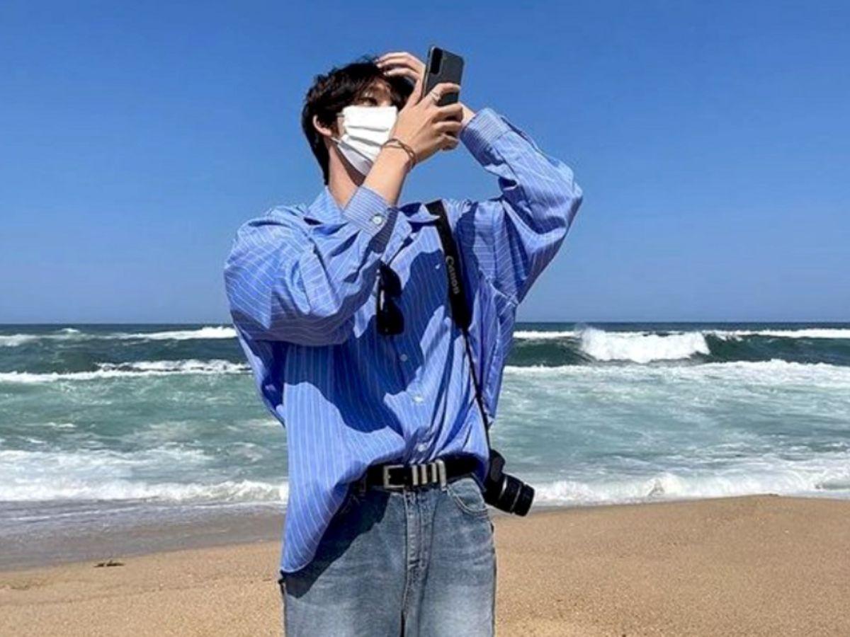 Tạo dáng chụp ảnh bãi biển cho nam cùng máy ảnh là kiểu được rất nhiều chàng trai yêu thích