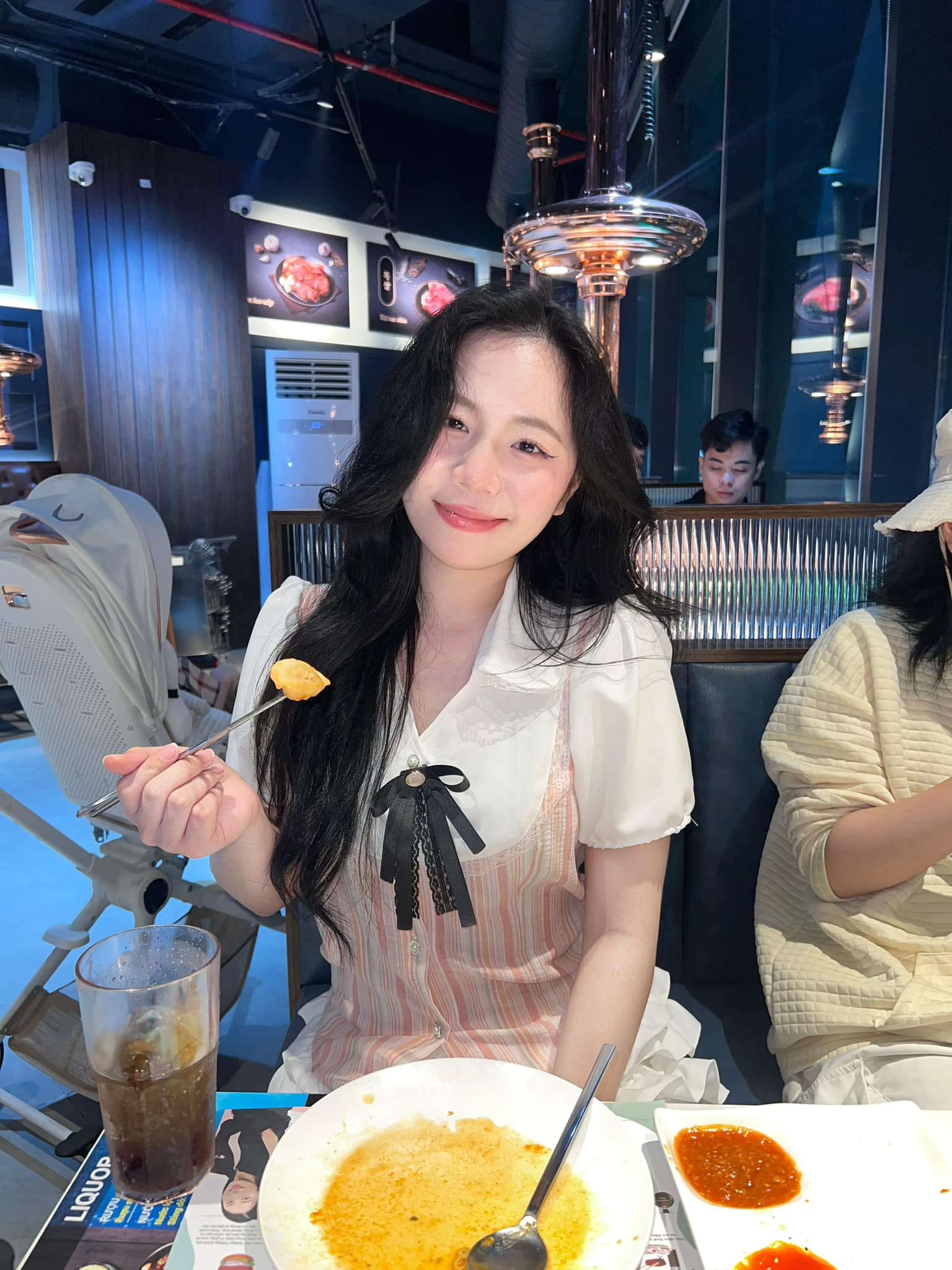 3 triệu người xao xuyến khi cố tua chậm cảnh mỹ nhân bước xuống xe: Hào quang cô ấy chói quá!