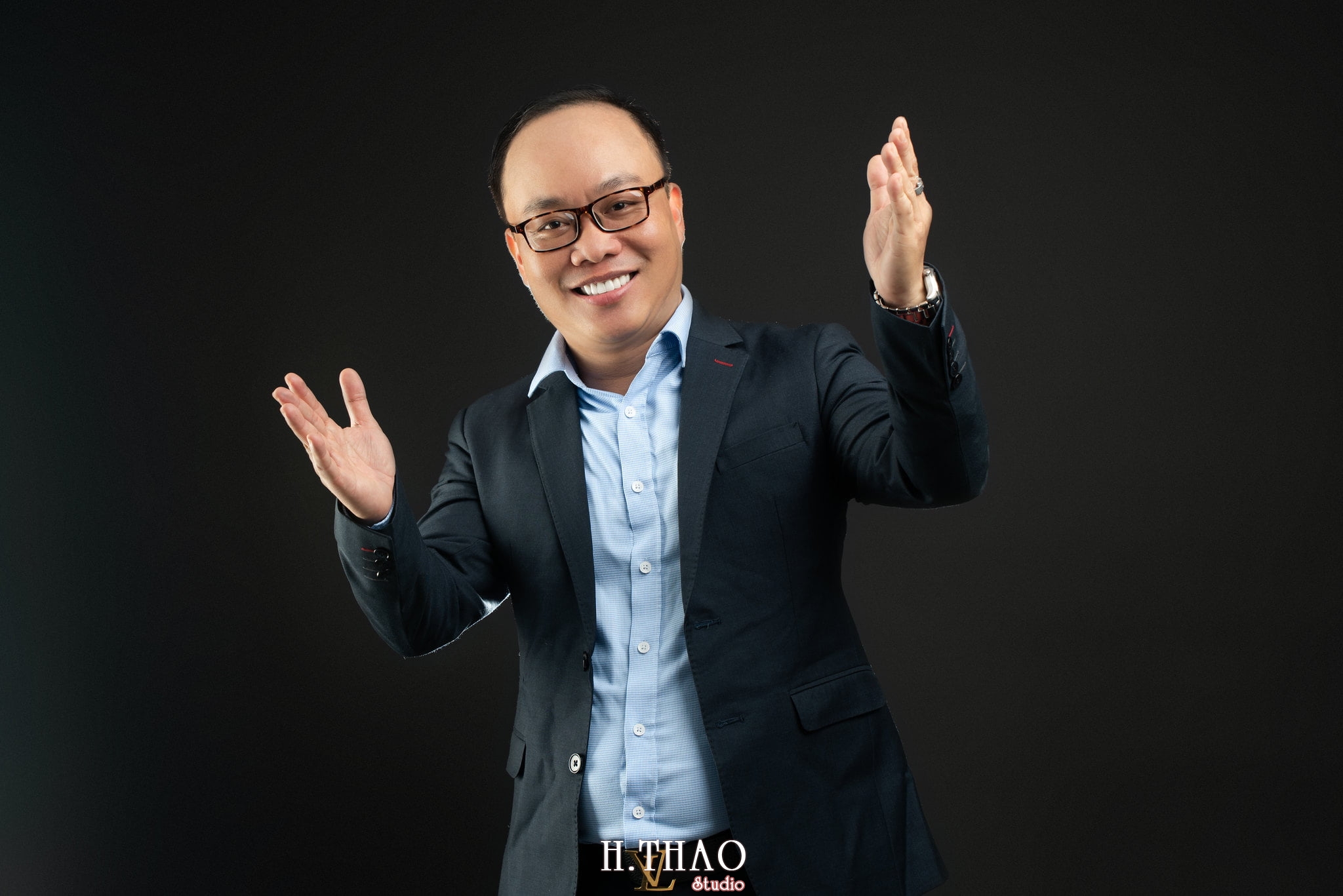 Le Do Duy An 3 - 35 cách tạo dáng chụp ảnh doanh nhân chuyên nghiệp - HThao Studio