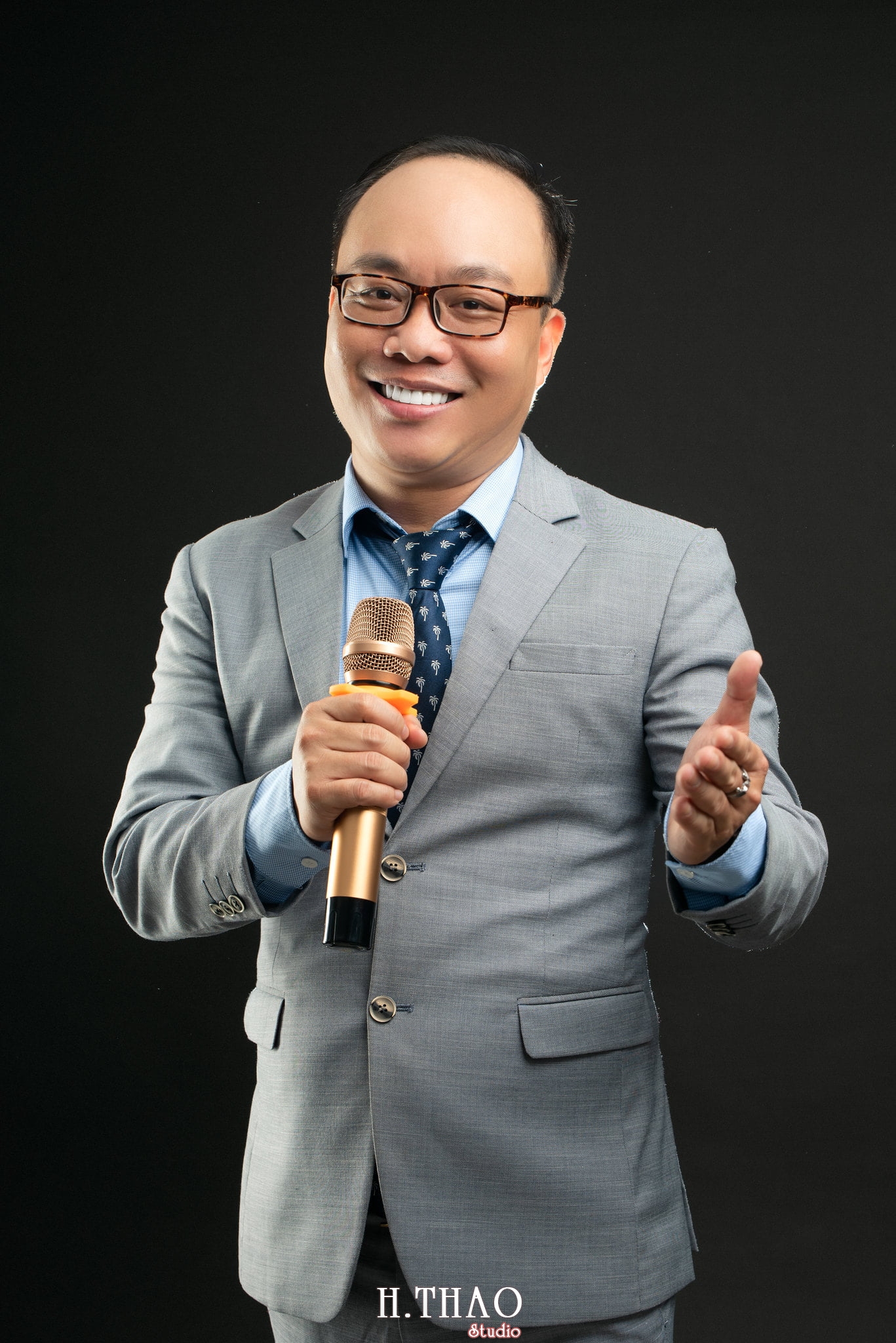 Le Do Duy An 4 - 35 cách tạo dáng chụp ảnh doanh nhân chuyên nghiệp - HThao Studio