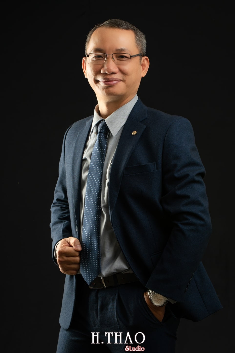 Anh giang vien dai hoc 3 - 35 cách tạo dáng chụp ảnh doanh nhân chuyên nghiệp - HThao Studio
