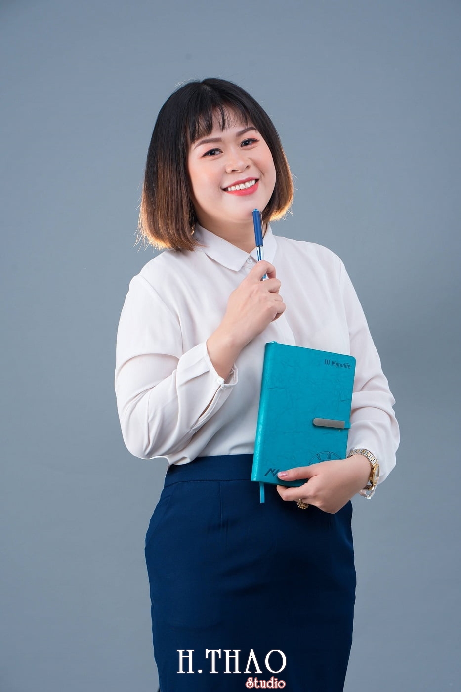 Chi Quynh 10 - 35 cách tạo dáng chụp ảnh doanh nhân chuyên nghiệp - HThao Studio