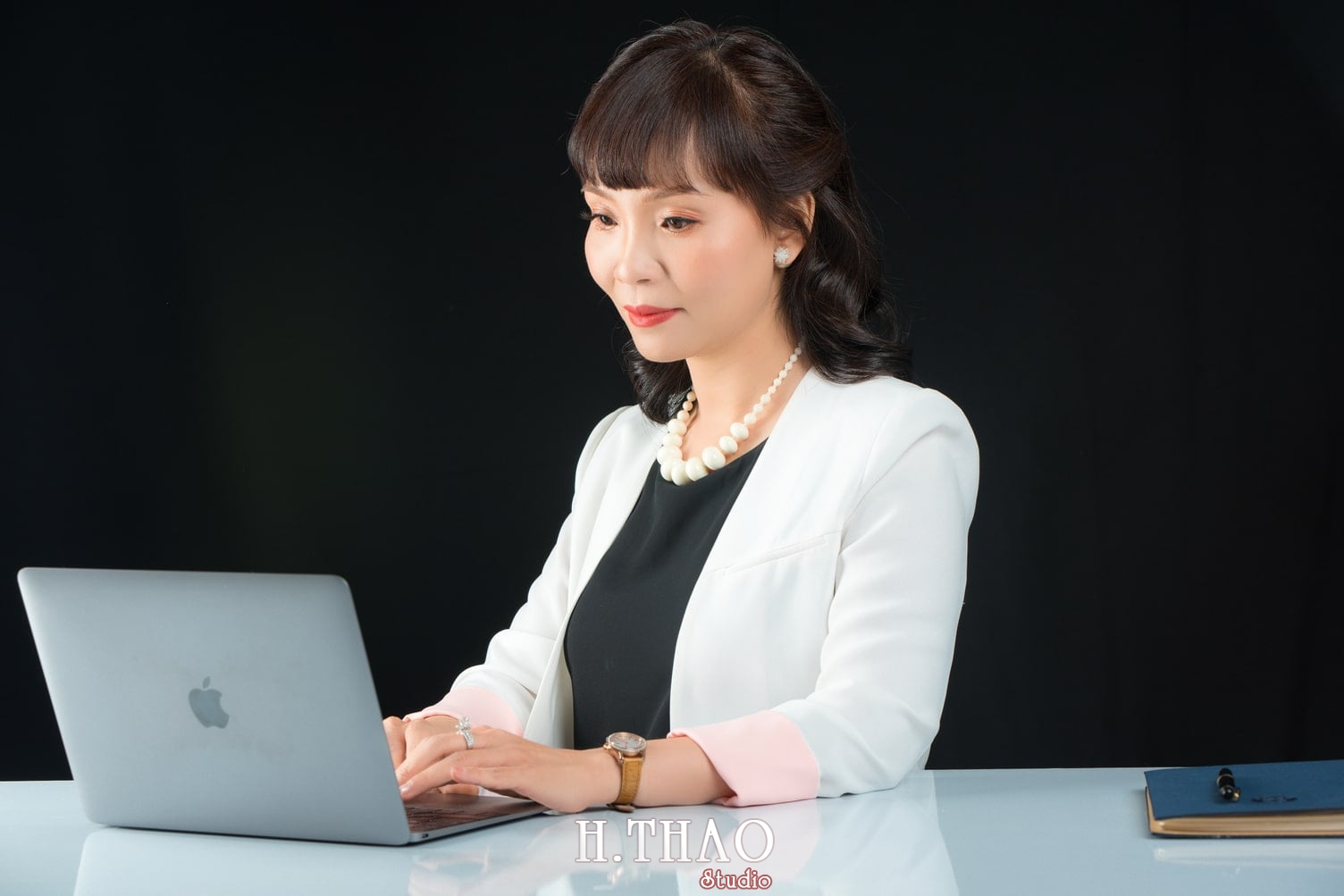 chan dung nu 5 - 35 cách tạo dáng chụp ảnh doanh nhân chuyên nghiệp - HThao Studio