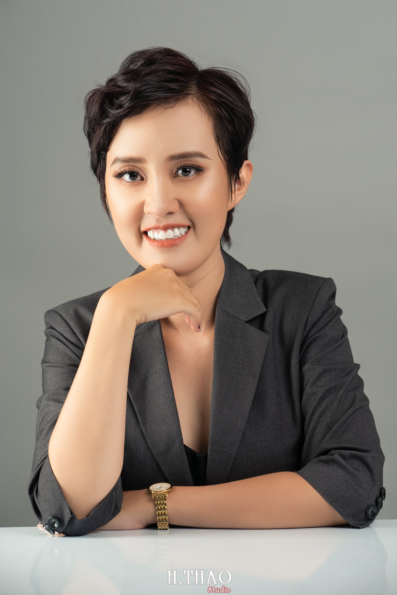 Chi Kim Chi 3 min - 35 cách tạo dáng chụp ảnh doanh nhân chuyên nghiệp - HThao Studio