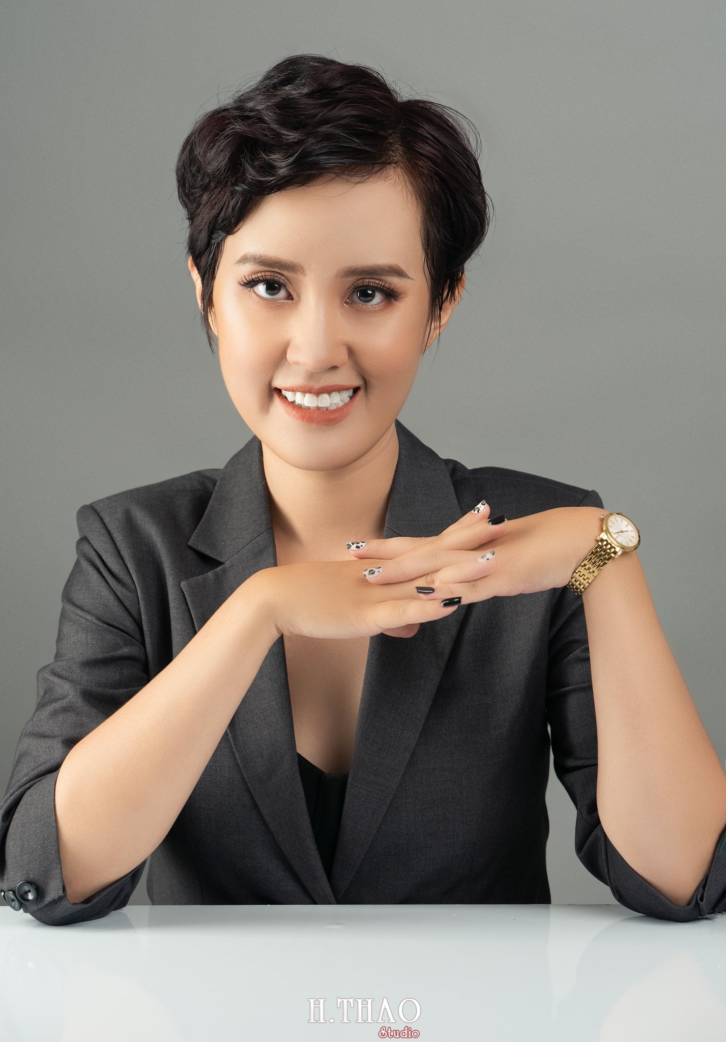 Chi Kim Chi 4 min - 35 cách tạo dáng chụp ảnh doanh nhân chuyên nghiệp - HThao Studio