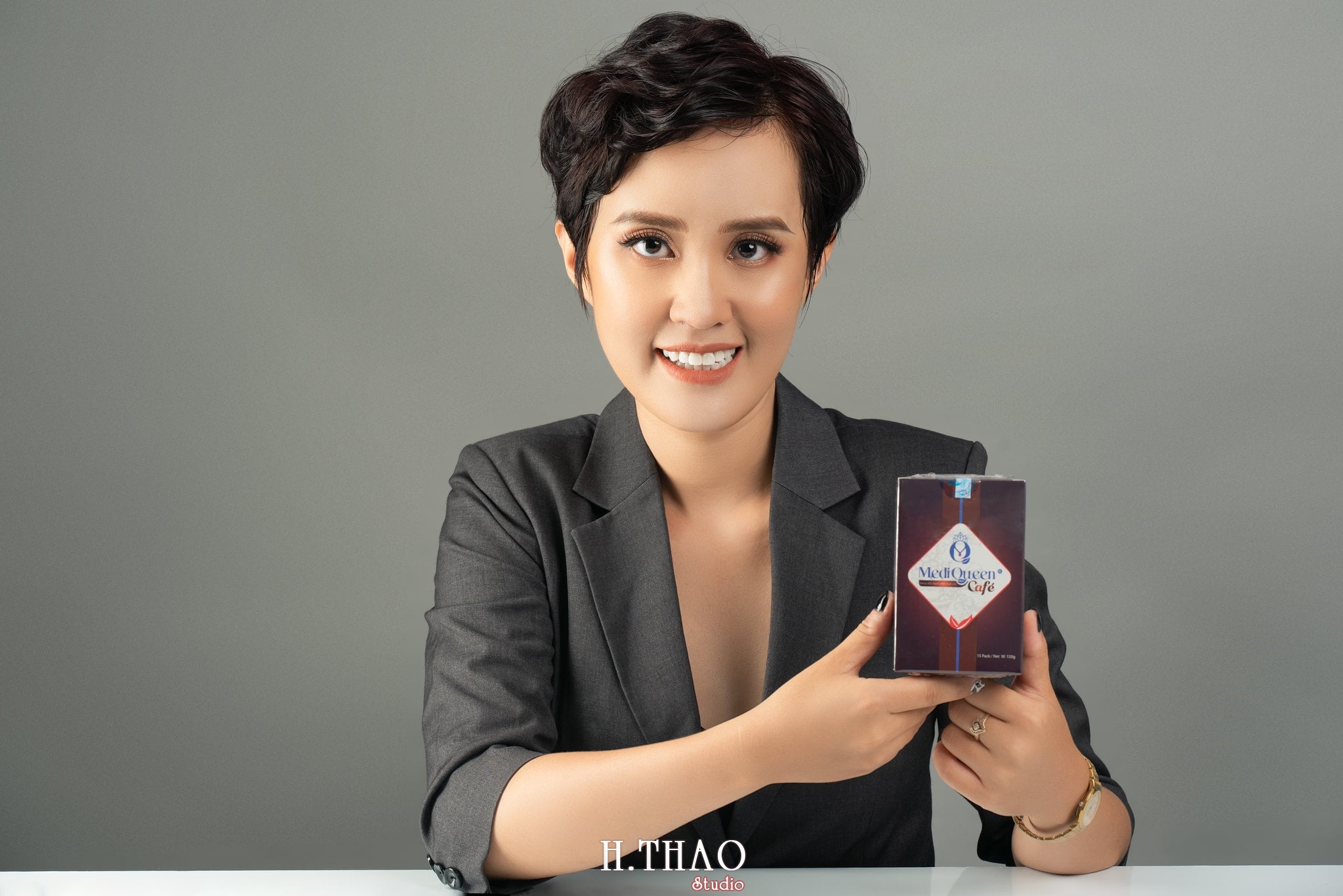 Minh Thuy 5 - 35 cách tạo dáng chụp ảnh doanh nhân chuyên nghiệp - HThao Studio