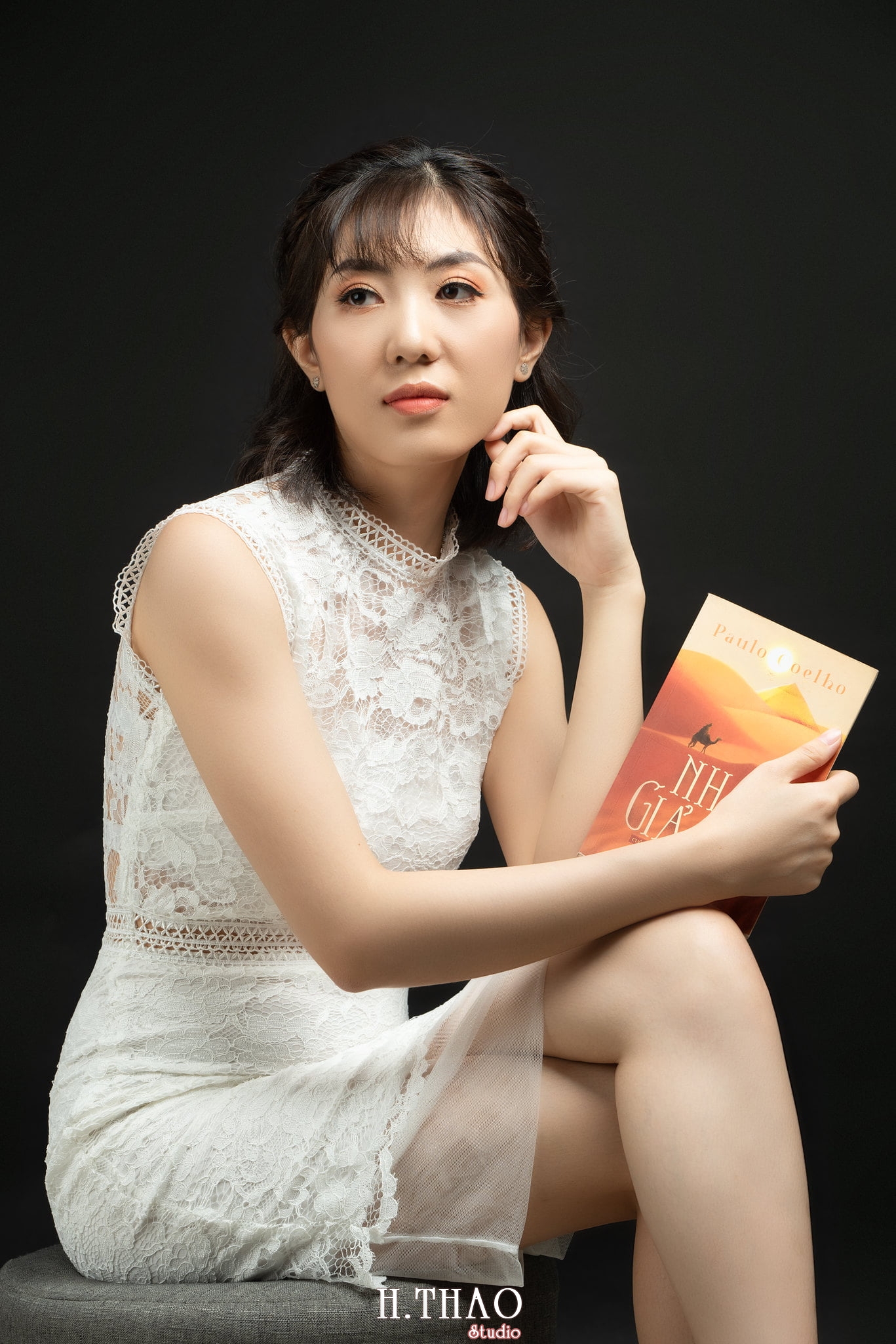 Thu Trang 16 - 35 cách tạo dáng chụp ảnh doanh nhân chuyên nghiệp - HThao Studio