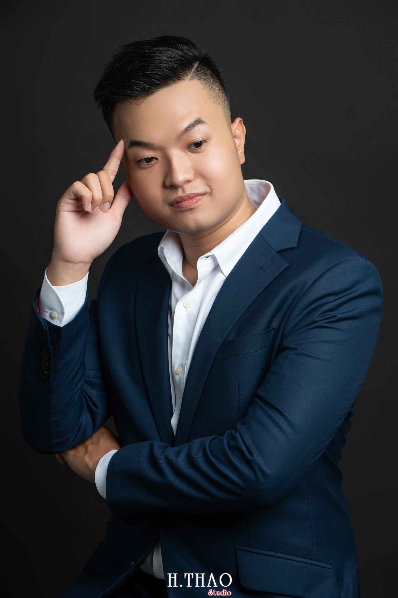 Son Tran 1 - 35 cách tạo dáng chụp ảnh doanh nhân chuyên nghiệp - HThao Studio
