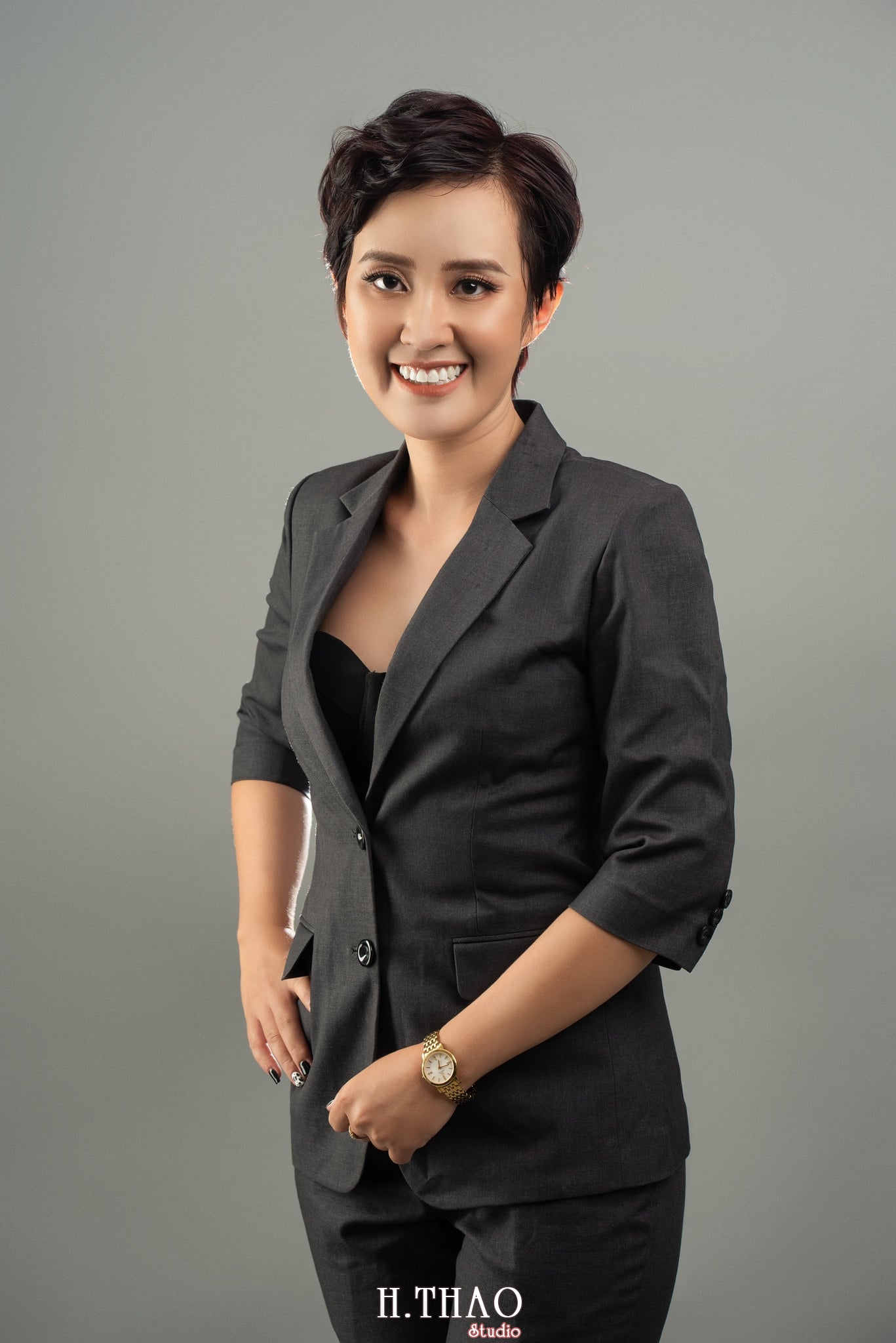 Chi Quynh 12 - 35 cách tạo dáng chụp ảnh doanh nhân chuyên nghiệp - HThao Studio