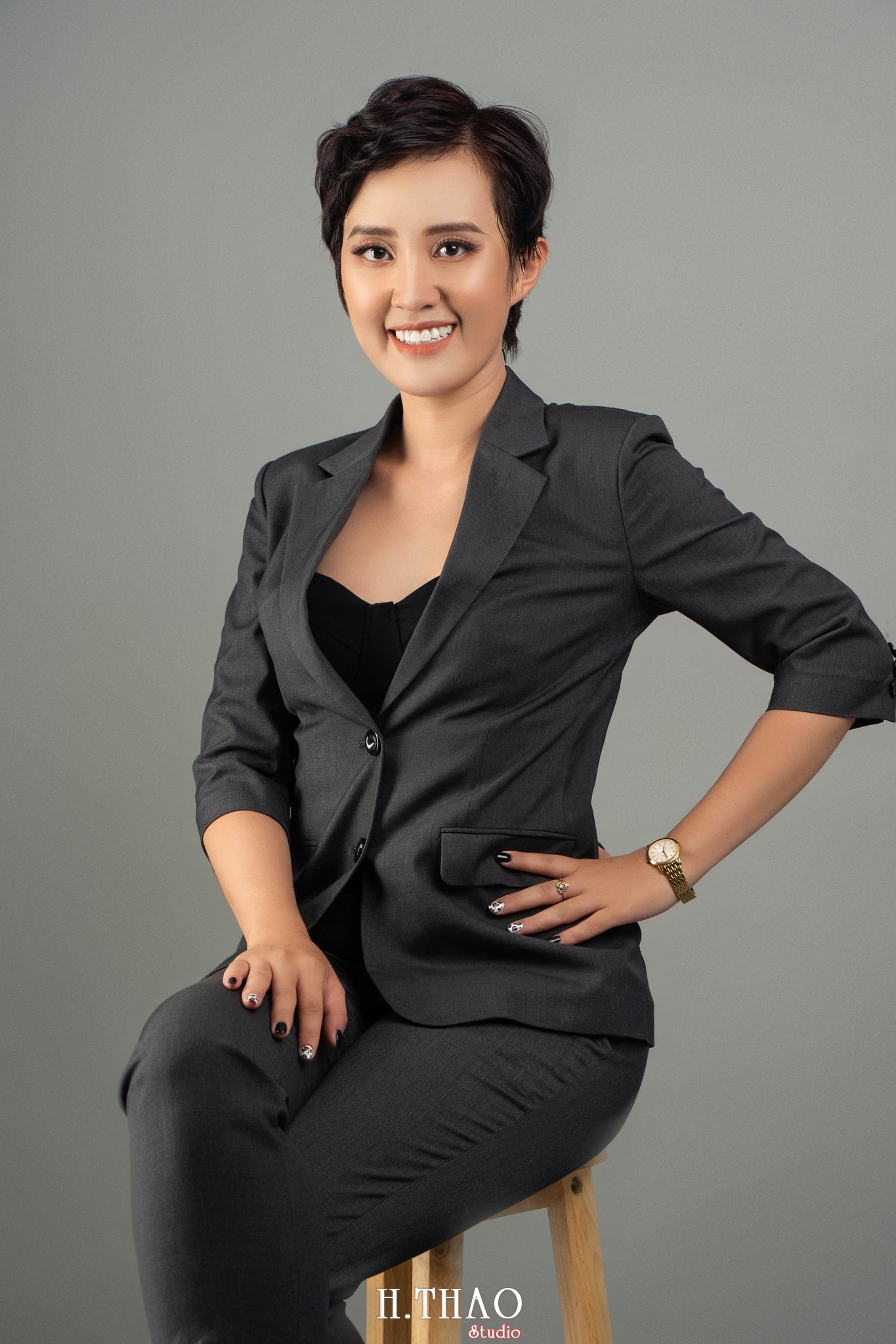 Chi Quynh 8 - 35 cách tạo dáng chụp ảnh doanh nhân chuyên nghiệp - HThao Studio