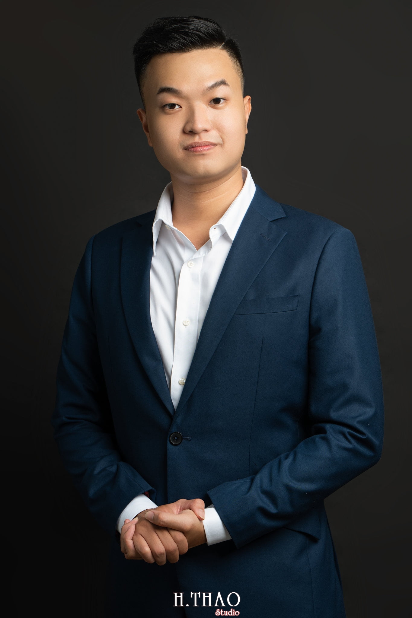 Anh Hoang - 35 cách tạo dáng chụp ảnh doanh nhân chuyên nghiệp - HThao Studio