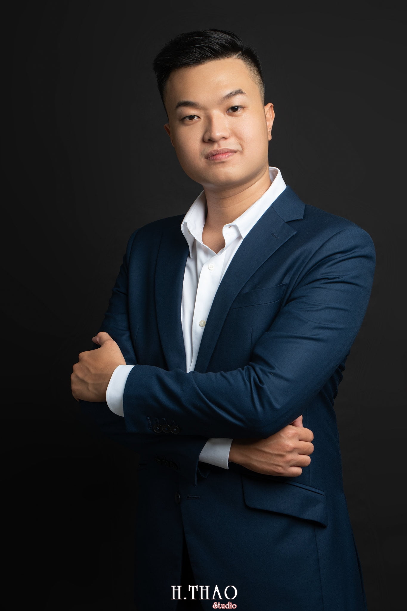 Son Tran 12 - 35 cách tạo dáng chụp ảnh doanh nhân chuyên nghiệp - HThao Studio